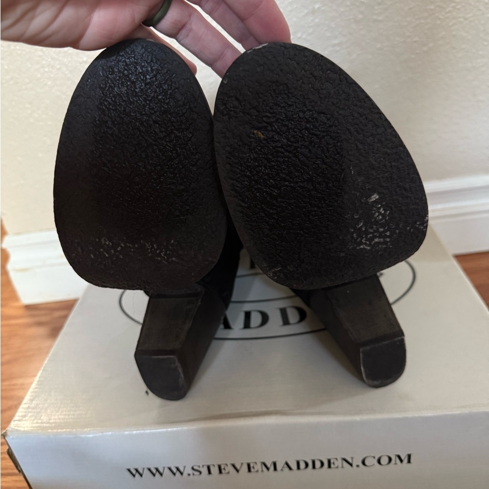Steve Madden Yale Black Leather Boots with Buckle Detail - Picture 4 of 5
